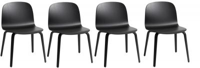 Vier schwarze Muuto Visu Stühle mit Holzgestell im Set, moderne Sitzmöbel für Esszimmer.